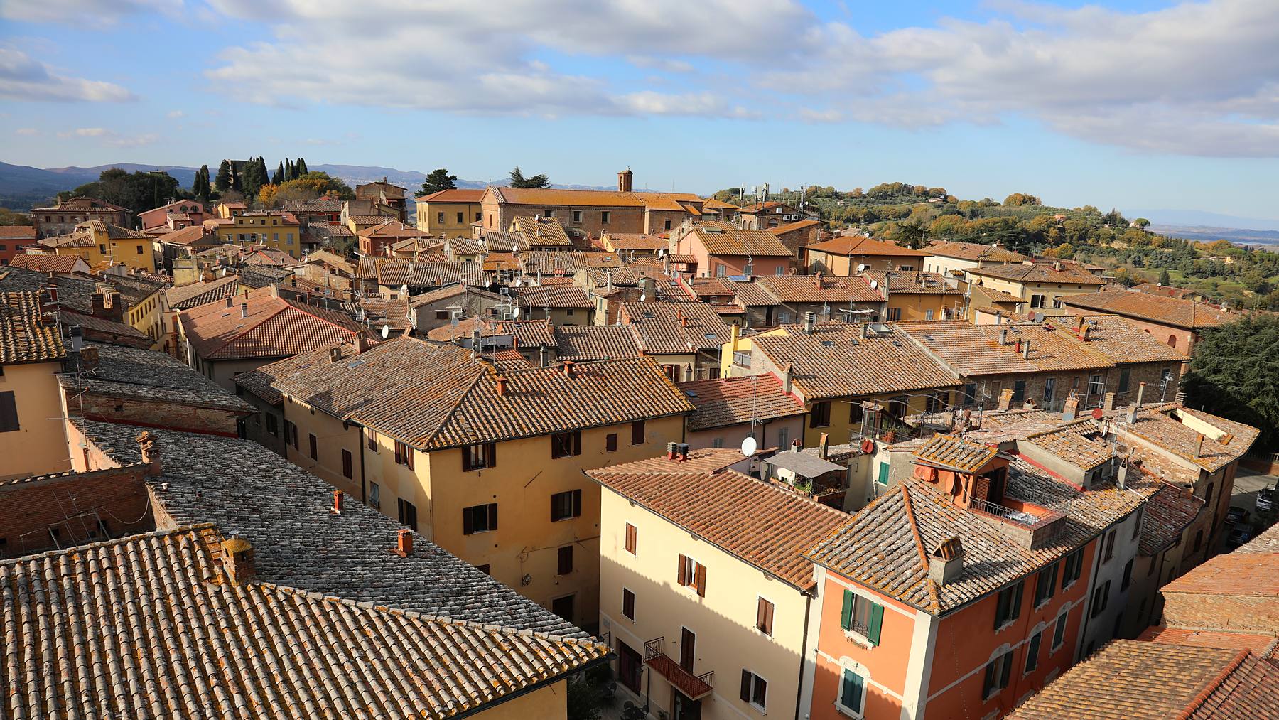 Il borgo di Chiusi visto dall'alto, fra le colline della Valdichiana