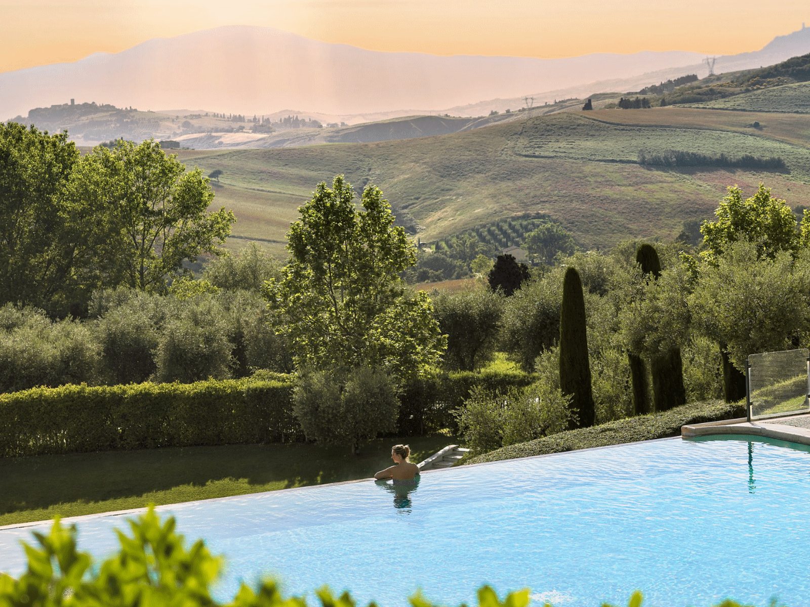 La piscina termale di Fonteverde affacciata sulla Val d'Orcia