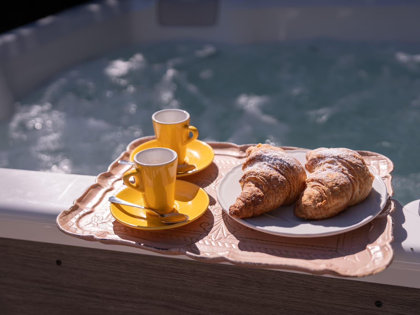 Colazione a bordo jacuzzi — L'Albero di Gamelì