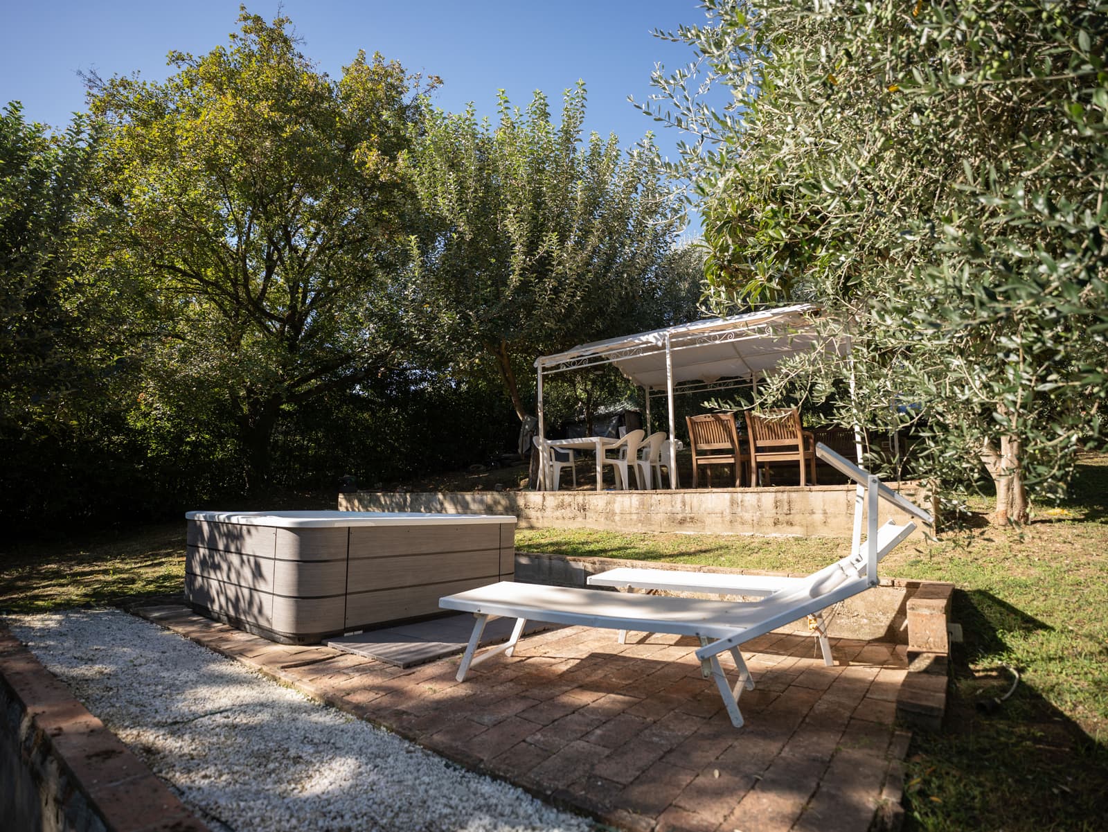La jacuzzi in giardino — L'Albero di Gamelì