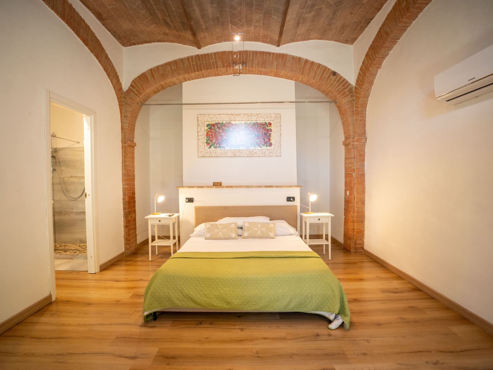 Camera con volte in mattoni — il letto — L'Albero di Gamelì